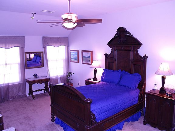 Spacious master suite--10' ceilings