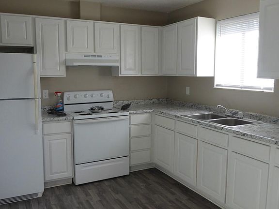 4th image of 816 Twin Oaks Way