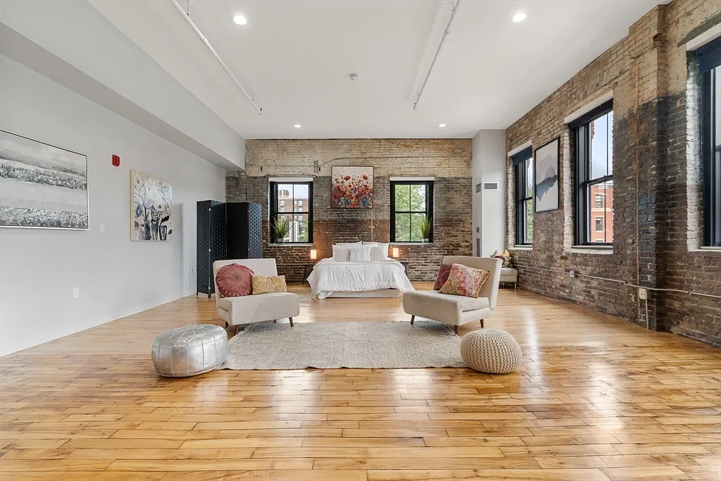 1 bed, 1.0 bath, 917 sqft, $3,500 — Photo 1