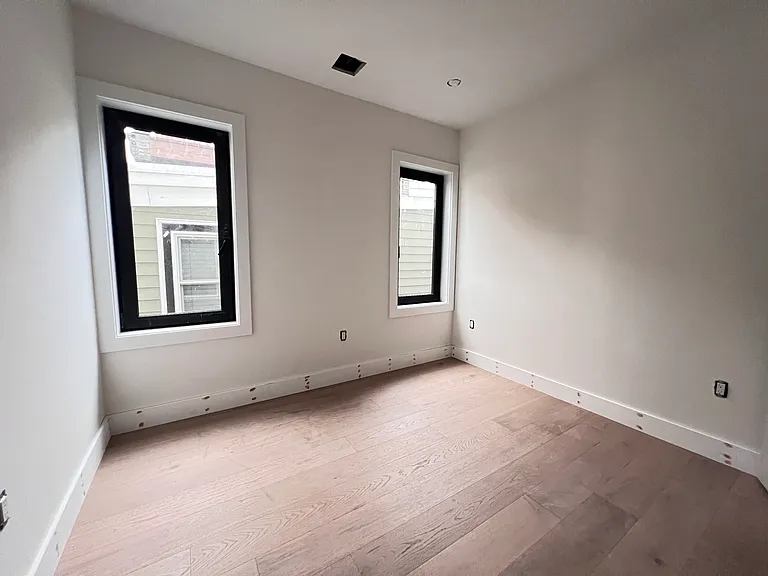 207 W 7th St #301 — Photo 9