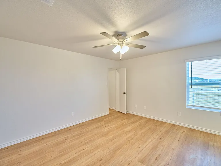 1813 Clovis Dr — Photo 14