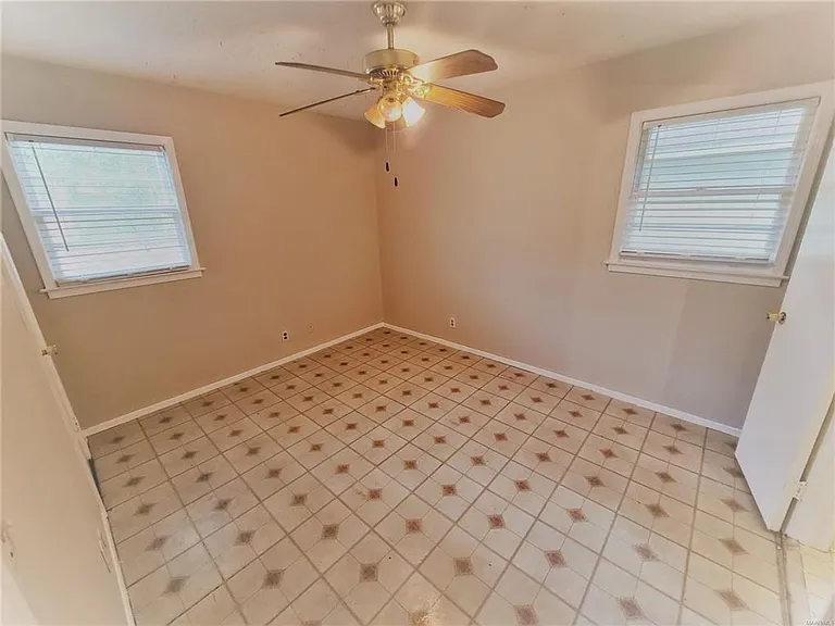 516 Lawndale Ln — Photo 12