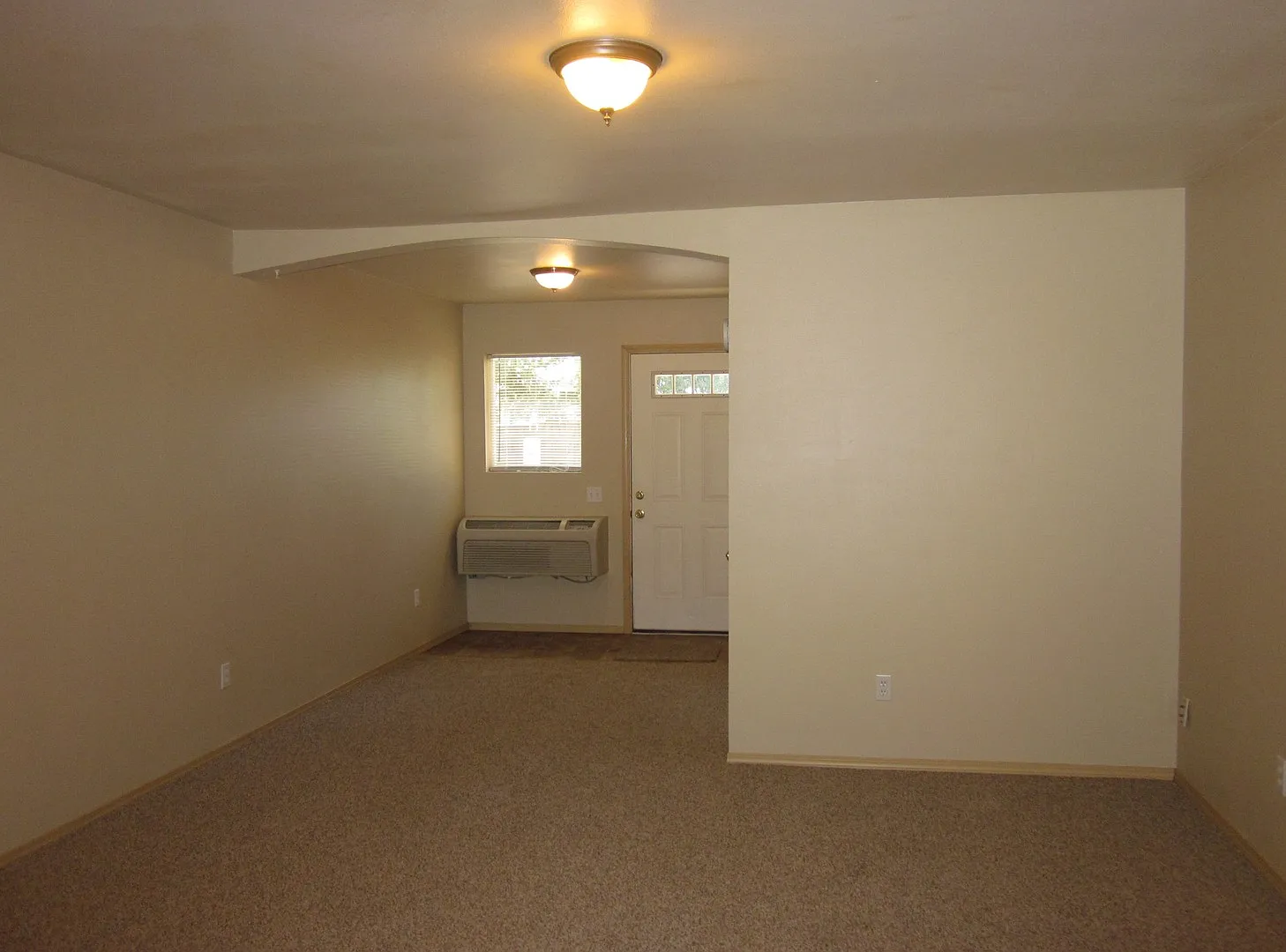1 Bedroom / 1 Bathroom Single Level Cottage in Redmond — Photo 2