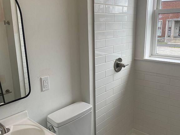 4th image of 413 Euclid Ave #204