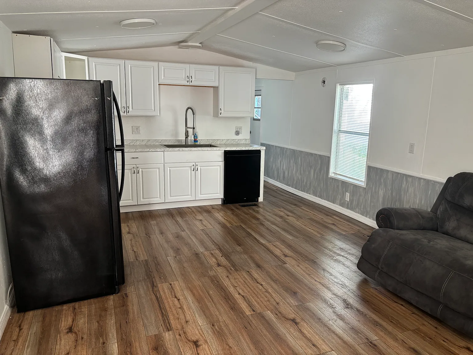 2 bed, 858 sqft, $1,300 — Photo 3