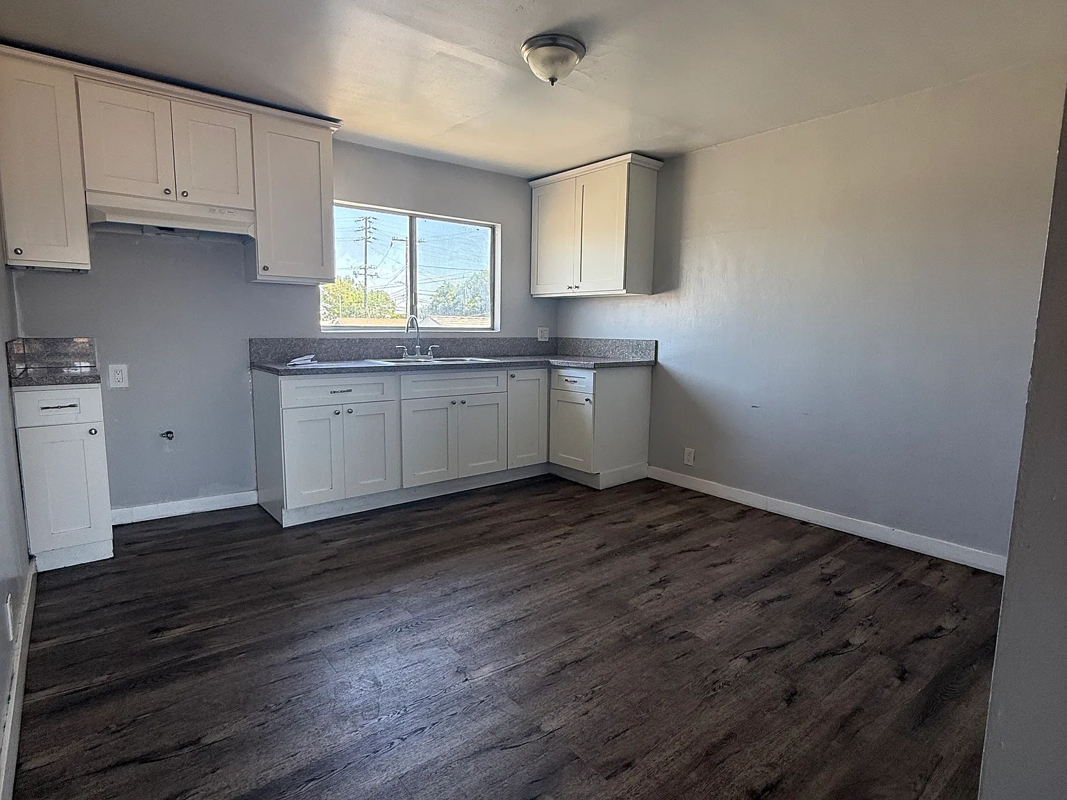 1240 E 76th Pl — Photo 3
