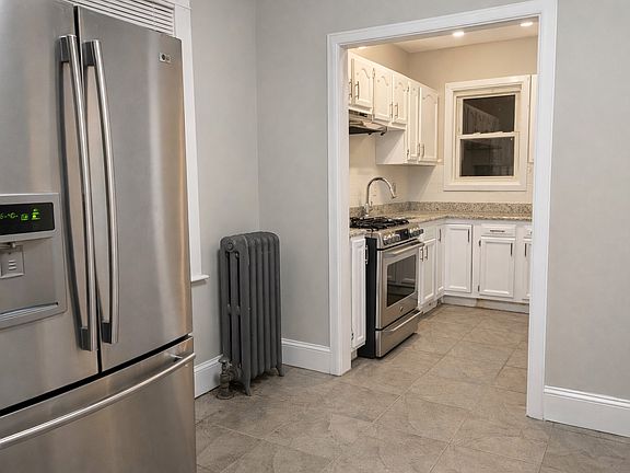 4th image of 38 Pembroke Ave Unit 1