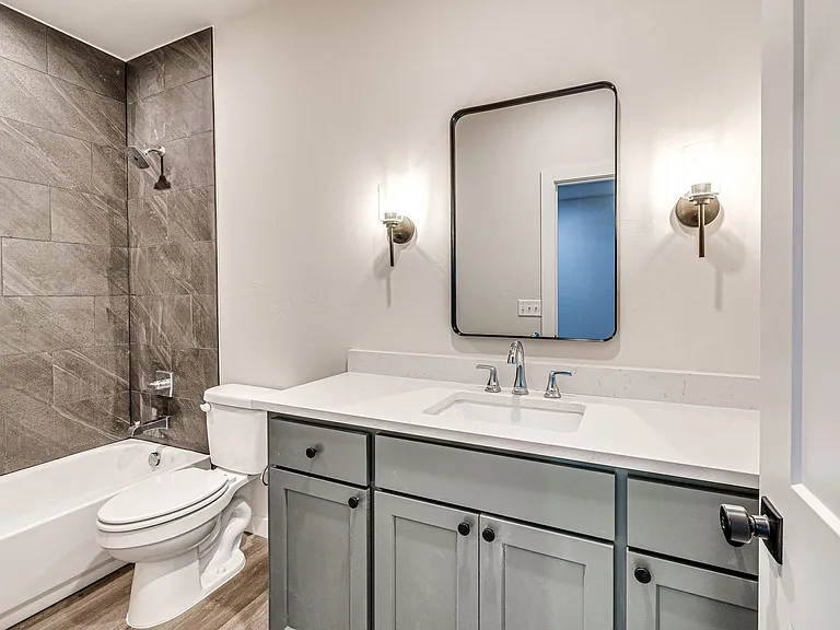 616 W 2nd St #100 — Photo 24