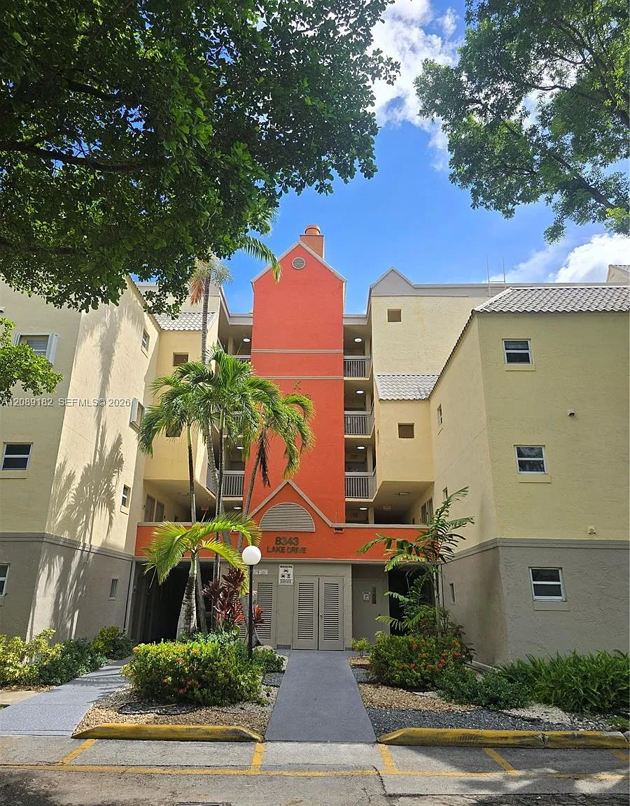 Las Vistas At Doral Condo — Photo 2