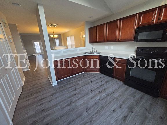 5th image of 3351 Victoria Park Ln