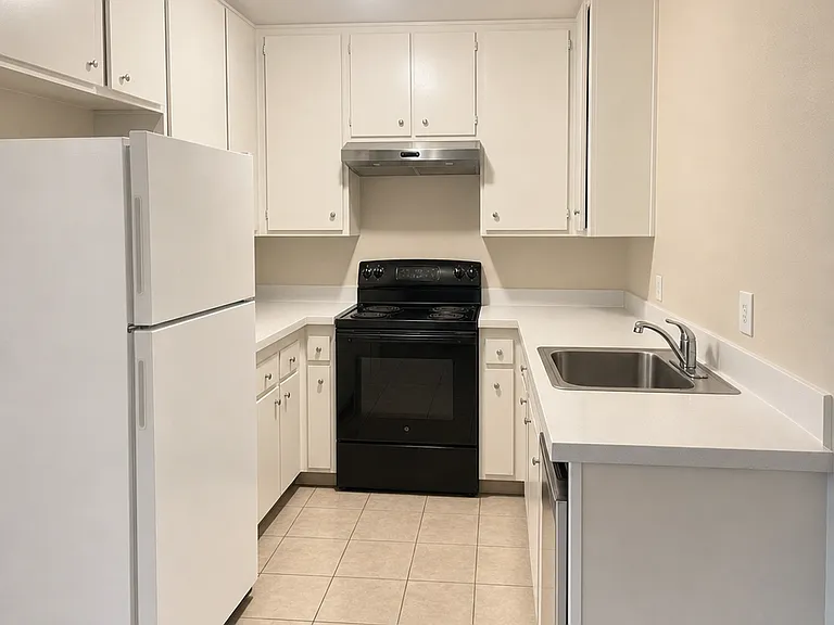5510 Armitos Ave #27 — Photo 8