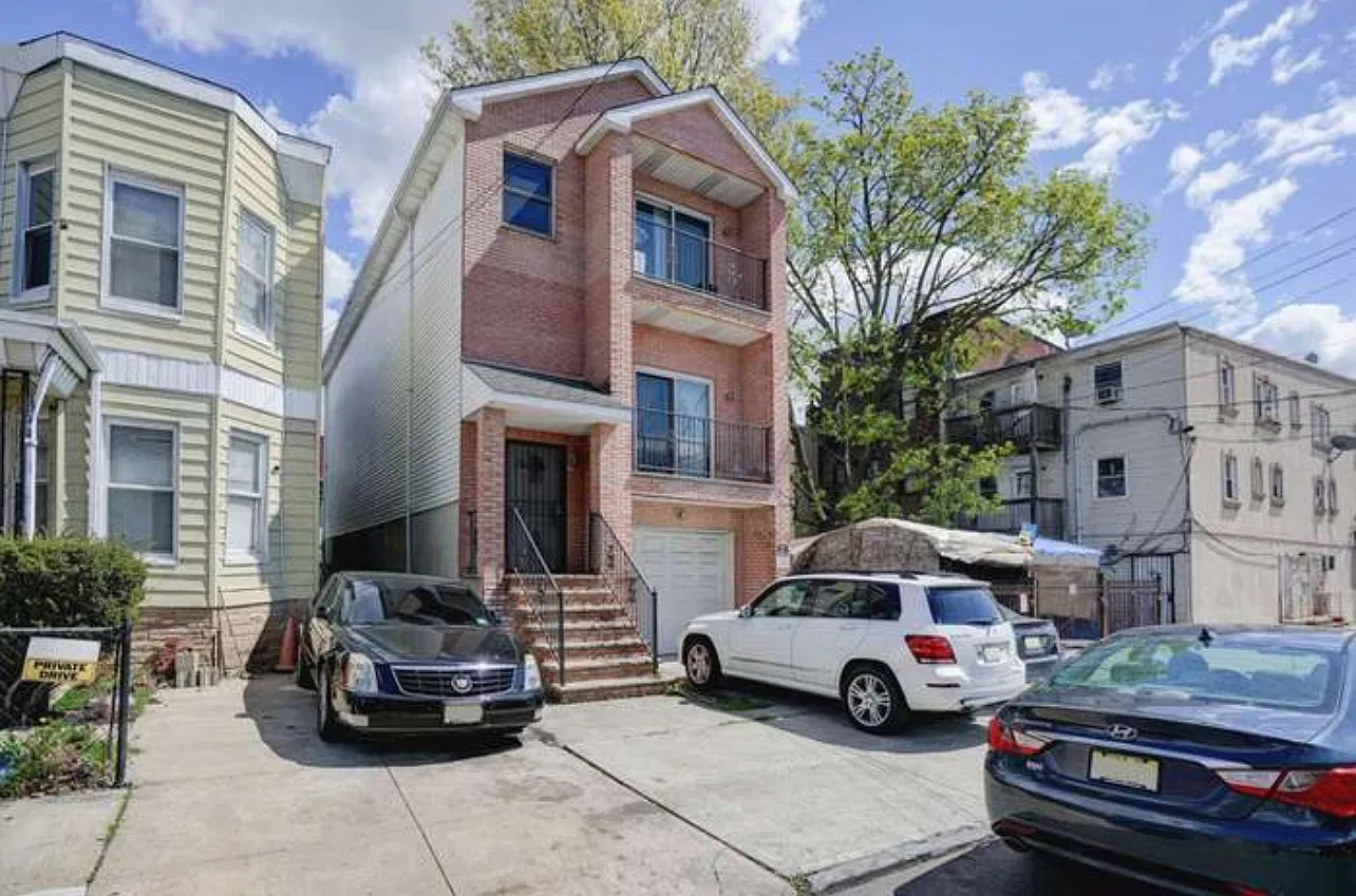 1 bed, 1200 sqft, $1,300 — Photo 1