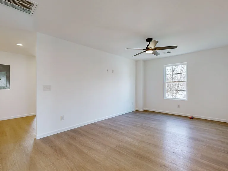 538 E State St — Photo 17