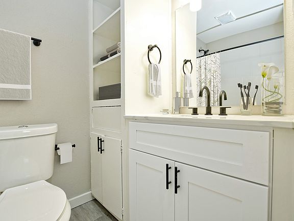 4th image of 600 1/2 E 53rd St #124