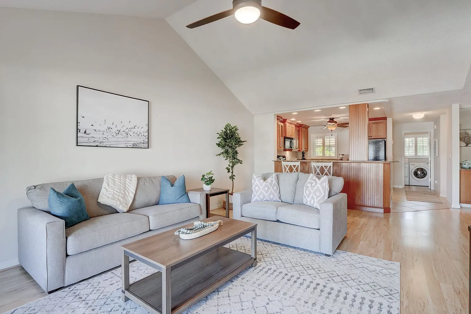 2 bed, 2.0 bath, 1377 sqft, $4,290 — Photo 3