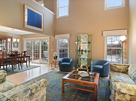 4th image of 376 Prairie Meadow Ln