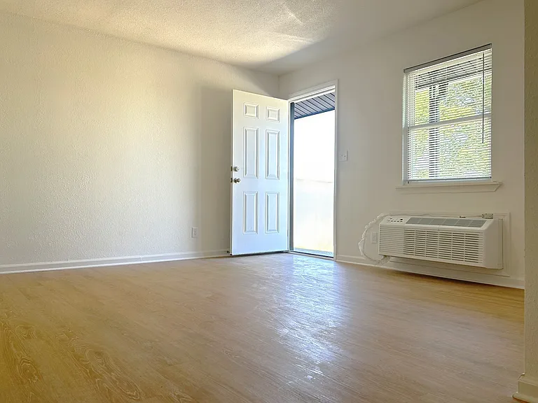 1300 W College St — Photo 22