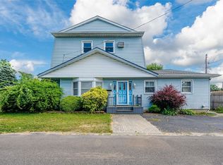 7 Gary St, Lindenhurst, NY 11757