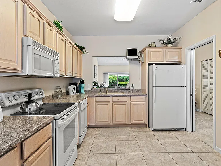 2584 Muirfield Ct — Photo 17