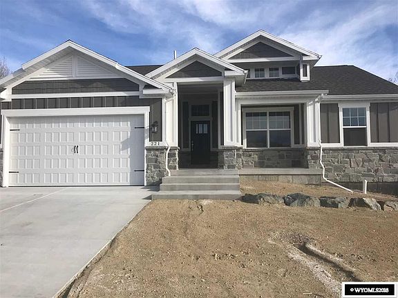 2nd image of 221 Pinnacle Dr