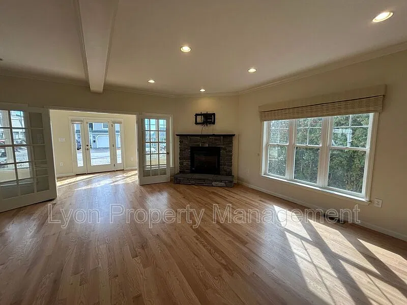 3 bed, 2.5 bath, $3,750 — Photo 4