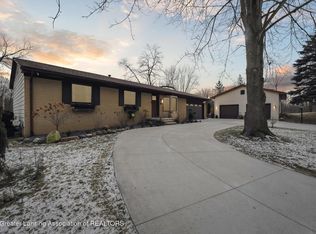 11891 Four Lakes Dr, South Lyon, MI