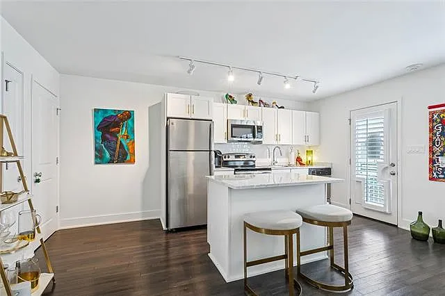 2833 Saint Charles Ave #27 — Photo 9