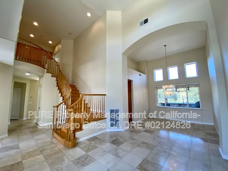 1341 E J St E — Photo 3