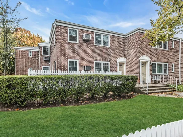 224-01 Kingsbury Avenue image 1 of 17