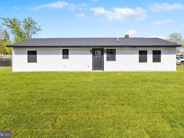 30 Orangewood Dr, Levittown, PA 19057