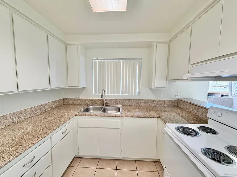 Westgate Villa Apartments — Photo 10