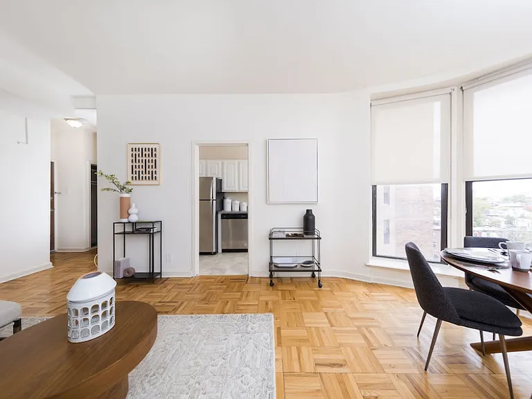 Parkway House Apartments — Photo 15