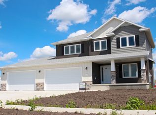 7442 Eagle Pointe Dr S, Fargo, ND