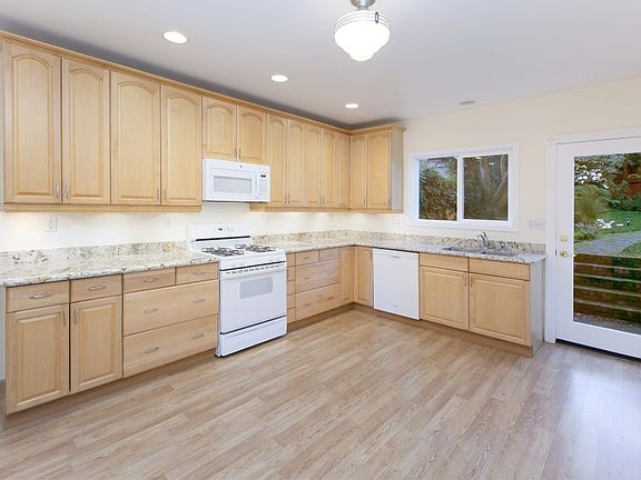 3rd image of 114 Douglass St
