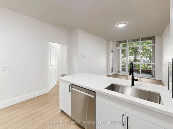 57 Upper Duke Cres #102, Markham, ON L6G 0B9