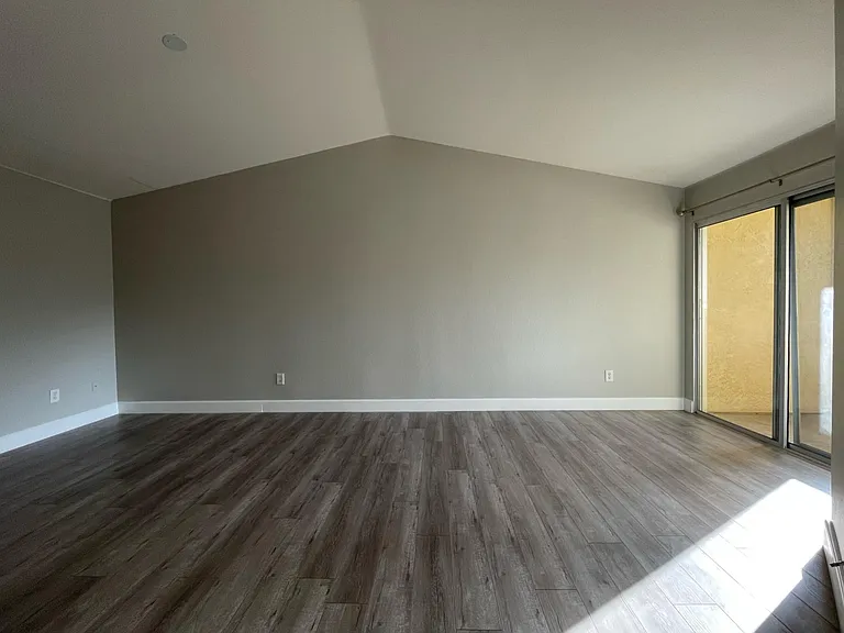 Spacious primary room