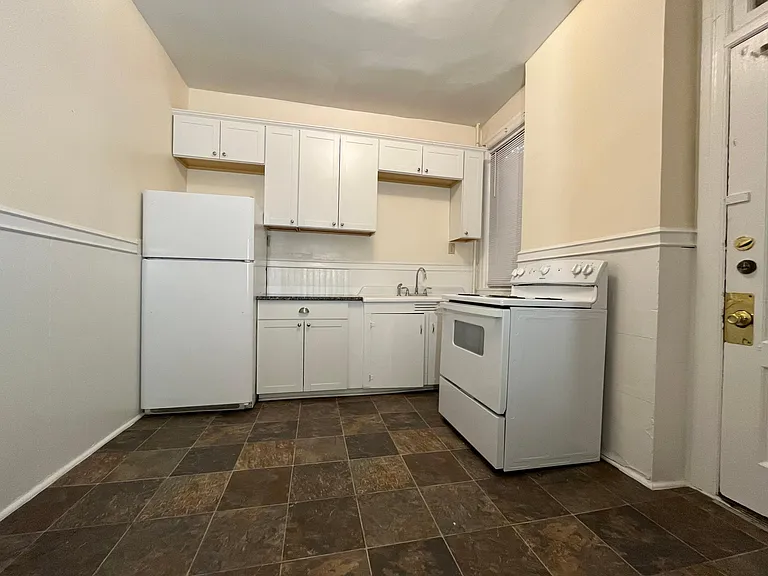 637 W 4th St #2 — Photo 9