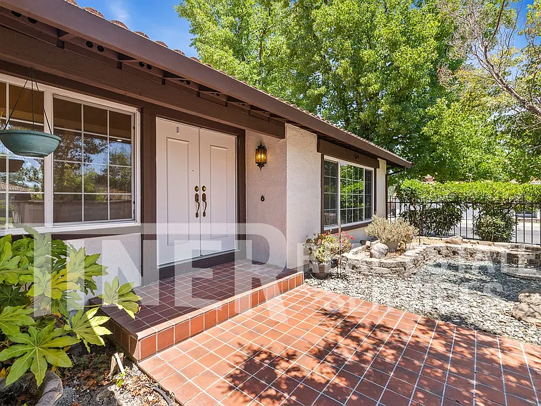 1721 Oakwood Dr — Photo 6