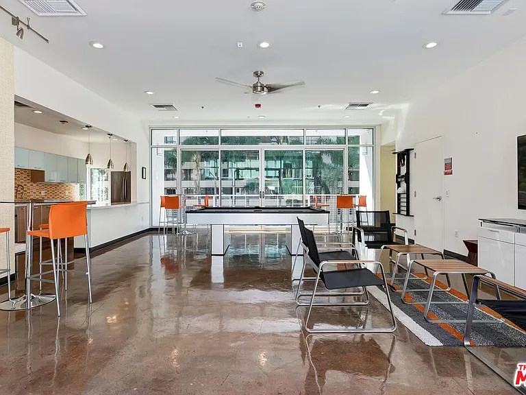 645 W 9th St #500 — Photo 32