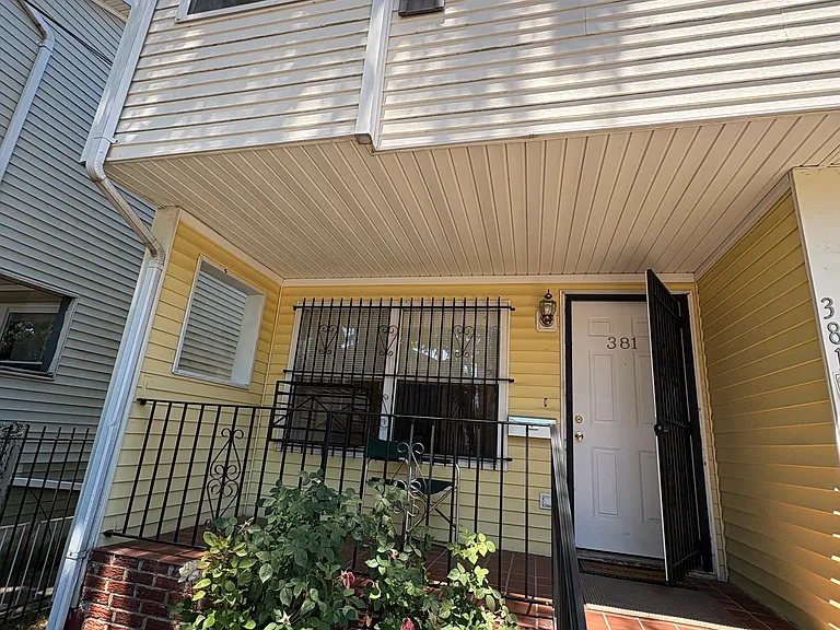 381-383 Halladay St — Photo 10