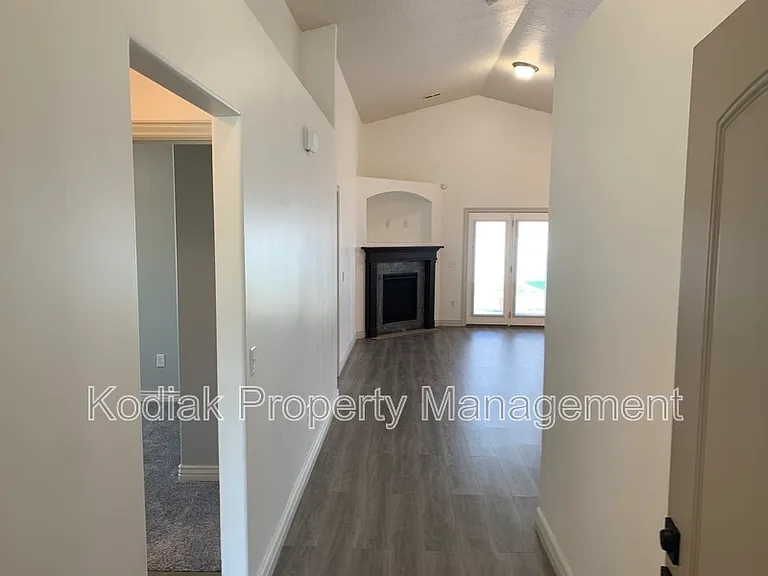 312 N Greenwich Dr — Photo 8