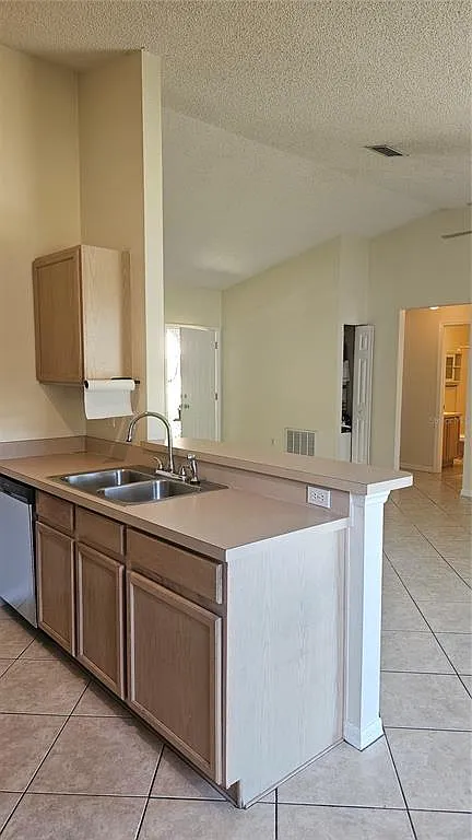 3 bed, 2.0 bath, 1359 sqft, $1,800 — Photo 3
