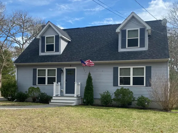 7 Ivest Circle, Hatchville, MA 02536