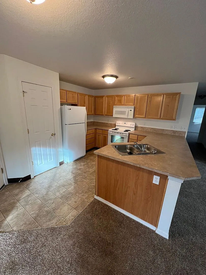Ellendale Manor Apartments — Photo 4