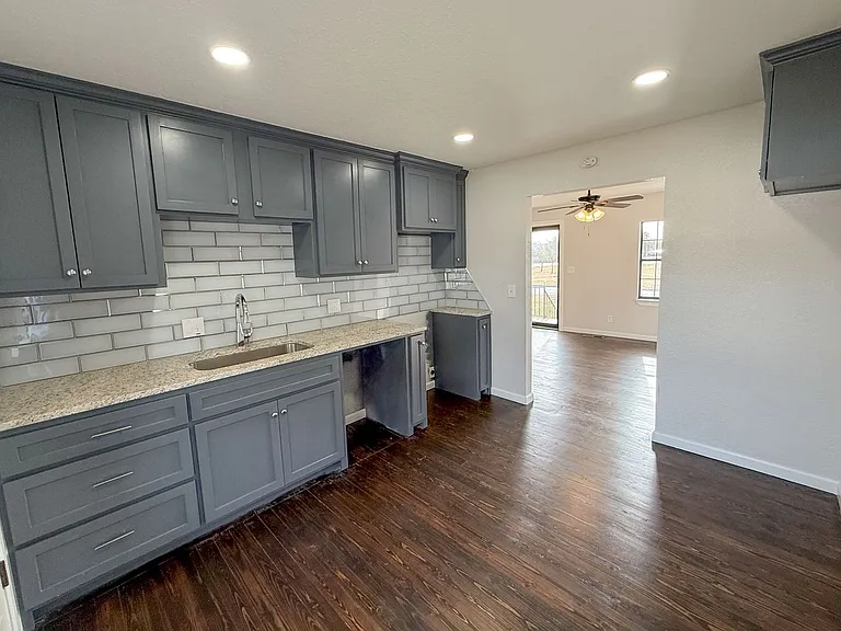 203 W Dale St — Photo 6