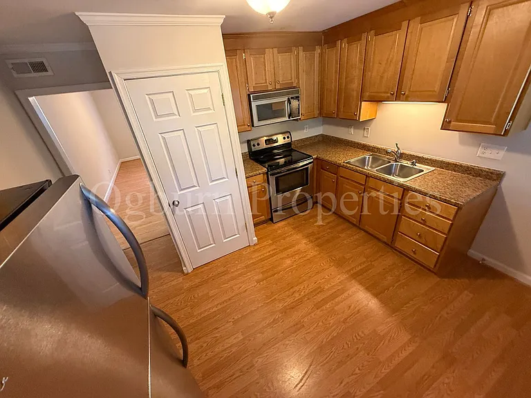 841-843 845 847 West St #6 — Photo 4