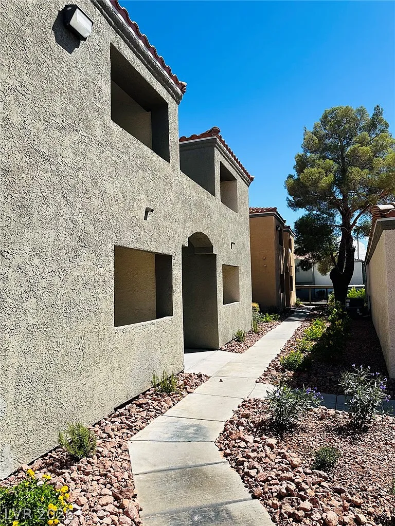1 bed, 1.0 bath, 704 sqft, $1,195 — Photo 2