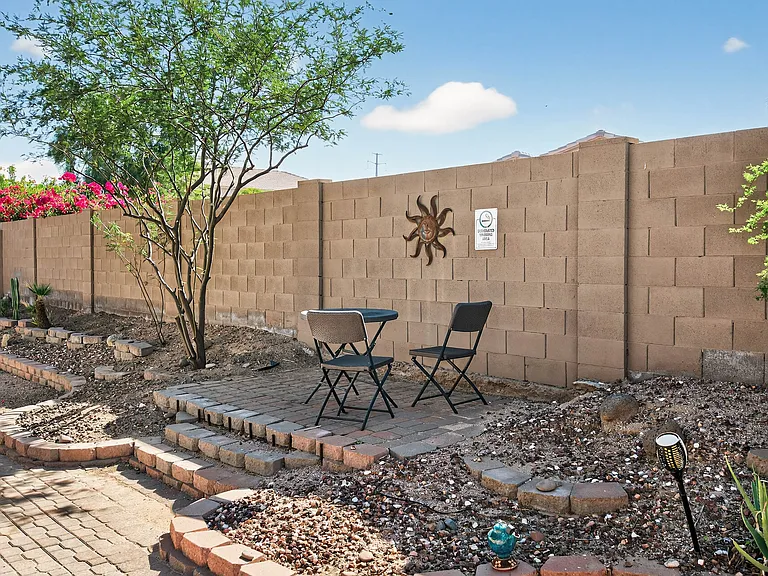 2433 W Ellis St — Photo 58