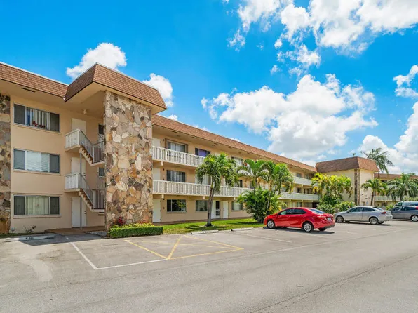 400 Village Green Cir APT 102, Palm Springs, FL 33461