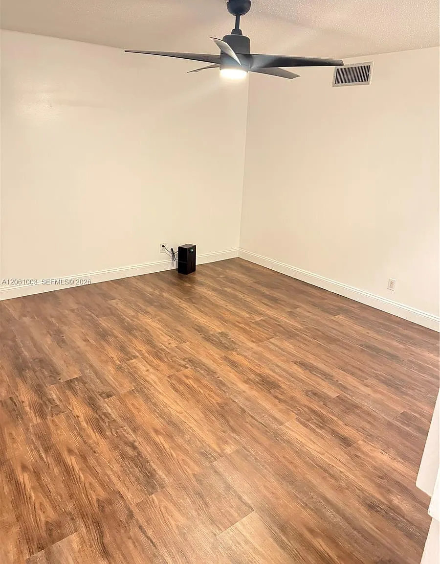 Center Court Condominium — Photo 4